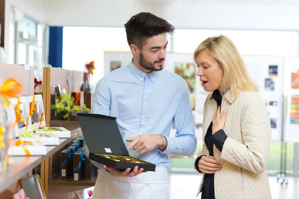 Lachende Vrolijke Vrouw Kiezen Heerlijke Ganaches — Stockfoto