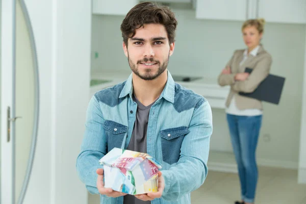 Junger Mann Hält Musterhaus Aus Euro Banknoten — Stockfoto