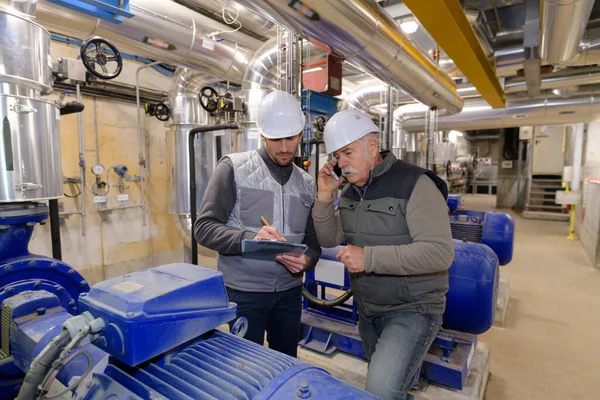 Deux Ouvriers Uniforme Bleu Dans Hall Industriel — Photo