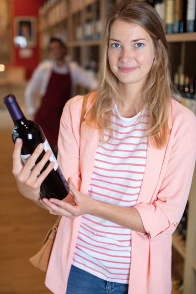 Felice Giovane Donna Che Compra Vino Nel Mercato — Foto Stock