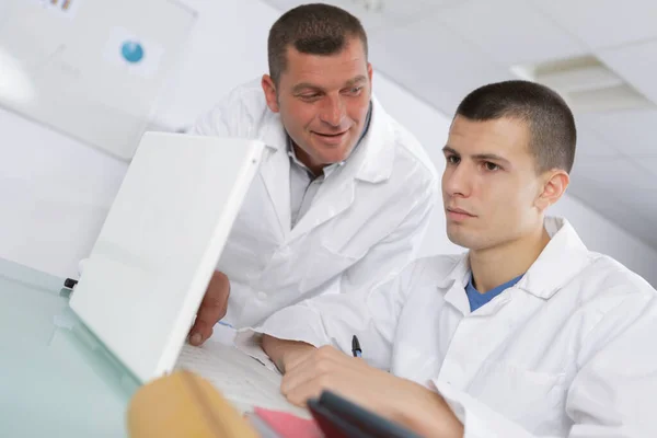 Estudante Ciência Computação Masculino Com Professor Trabalhando Laptop — Fotografia de Stock