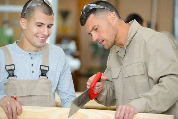 Homens Felizes Lição Carpintaria Industrial — Fotografia de Stock