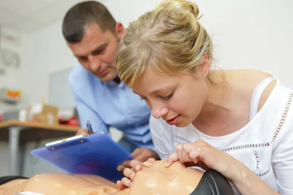 Mujer Aprendiendo Hacer Compresiones Cardíacas Primeros Auxilios — Foto de Stock