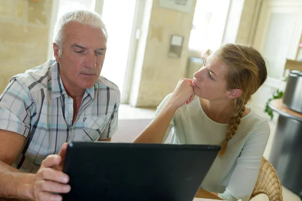 Kollegen Arbeiten Gemeinsam Einem Computer Einem Café — Stockfoto