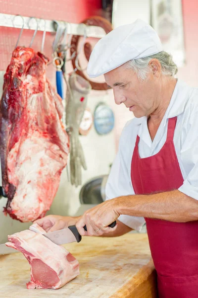Een Slager Snijdt Vlees — Stockfoto