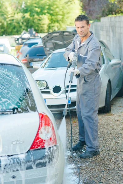 Mužský Pracovník Oplachuje Auto — Stock fotografie