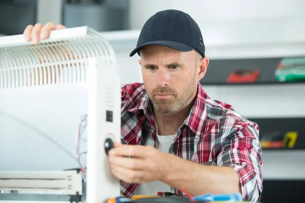 Man Repairing Radiator Man — Stock Photo, Image