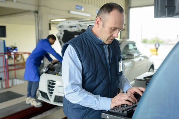 Professionele Auto Monteur Zijn Werkplek Met Behulp Van Laptop — Stockfoto