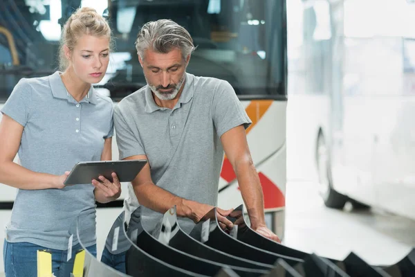 Bus Factory Technicians Inspecting Glass Delivery — Stock Photo, Image