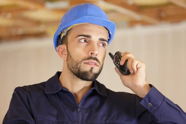 Engenheiro Usando Walkie Talkie — Fotografia de Stock