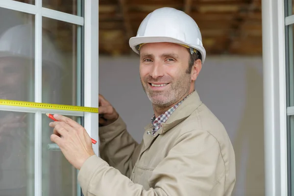 Una Ventana Medición Trabajador Feliz —  Fotos de Stock