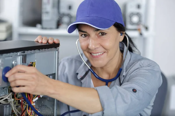 Reparadora Que Trabalha Suporte Técnico Fixação Computador Laptop — Fotografia de Stock