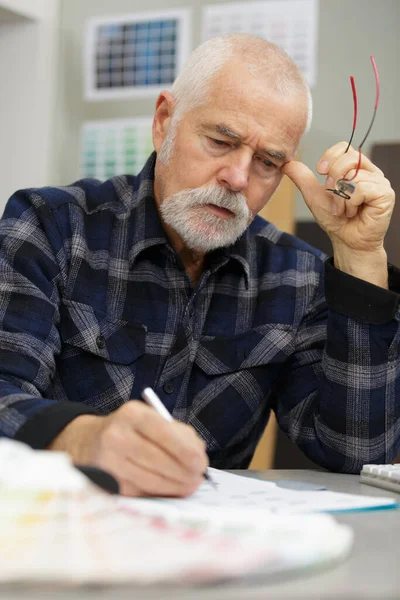 Een Werknemer Die Met Klembord Werkt — Stockfoto