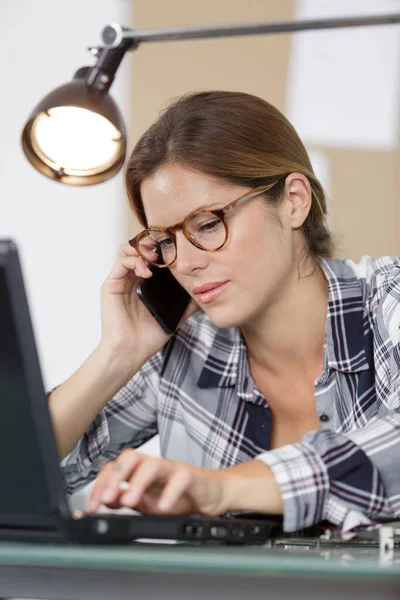 Computertechniker Arbeitet Unter Künstlichem Licht — Stockfoto