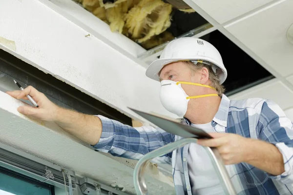 Volwassen Man Werknemer Klimmen Loft Naar Huis Dak Isoleren — Stockfoto