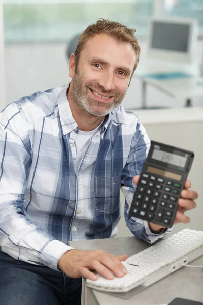 Empresário Sorridente Segurando Calculadora — Fotografia de Stock