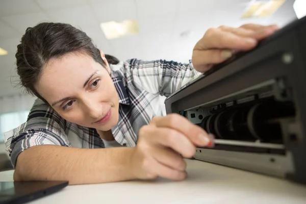 Vrouw Die Een Printer Repareert — Stockfoto