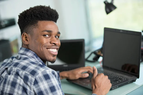 Χαρούμενος Νεαρός Επιχειρηματίας Που Χρησιμοποιεί Φορητό Υπολογιστή Στο Γραφείο Του — Φωτογραφία Αρχείου