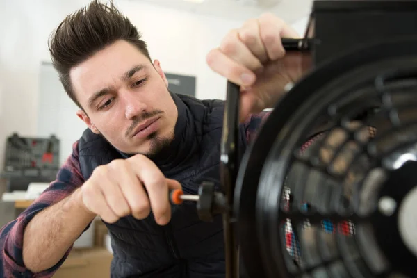 Een Man Repareert Ventilator — Stockfoto