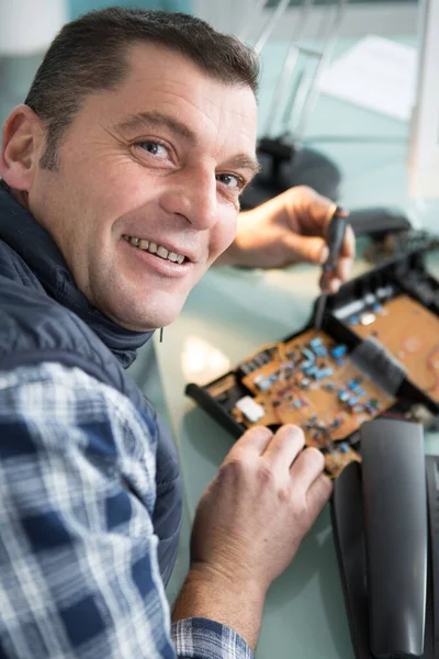 一个快乐的男人用电源插座拴在扇子上 — 图库照片