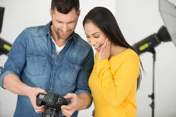 Photographe Posant Avec Modèle — Photo