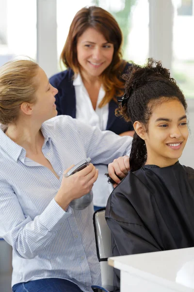 Cabeleireiro Estagiário Colocando Encrespadores Cabelo — Fotografia de Stock