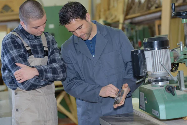 Ingenieur Und Lehrling Planen Cnc Maschinenprojekt — Stockfoto