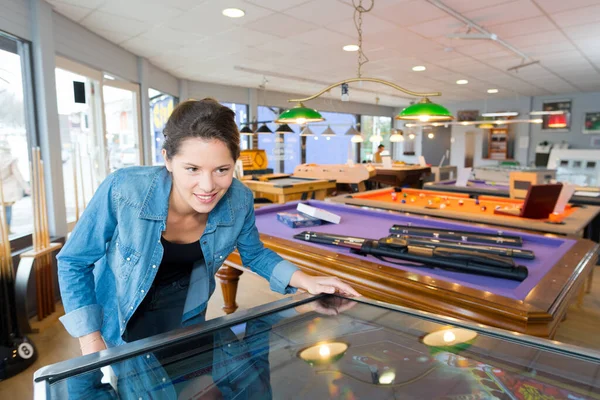 Junge Frau Einer Spielbar — Stockfoto