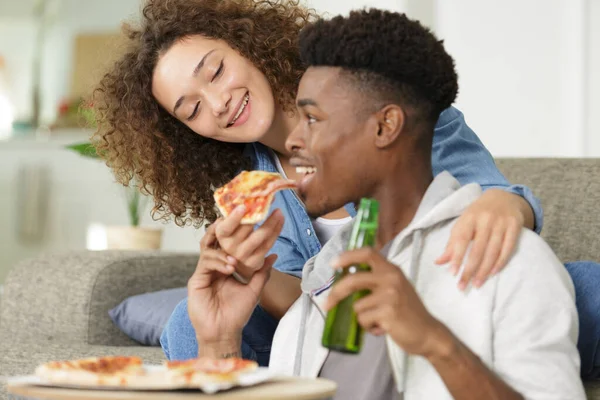 Amigos Divertindo Bebendo Cerveja Comendo Pizza — Fotografia de Stock