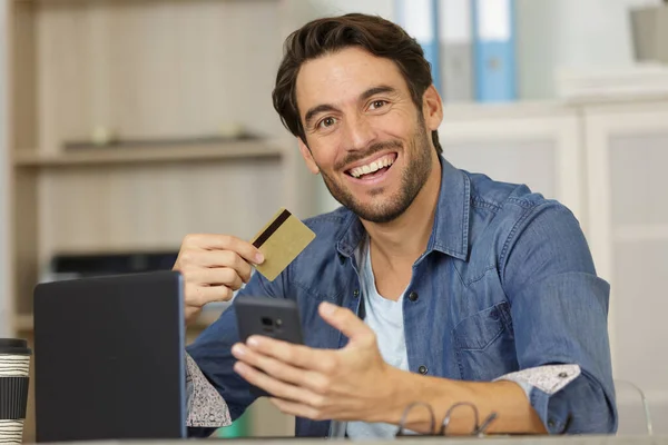 Mann Benutzt Smartphone Kreditkarte Und Laptop — Stockfoto