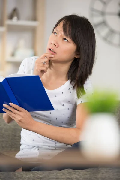 Pensativo Joven Leyendo Libro Sofá — Foto de Stock