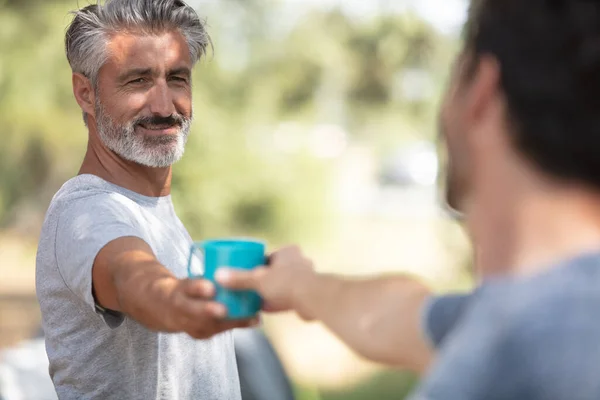 Mannen Met Kopje Koffie Ochtends Wandelen Het Park — Stockfoto