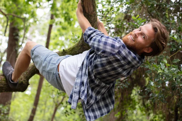 Joven Colgado Una Rama Árbol — Foto de Stock