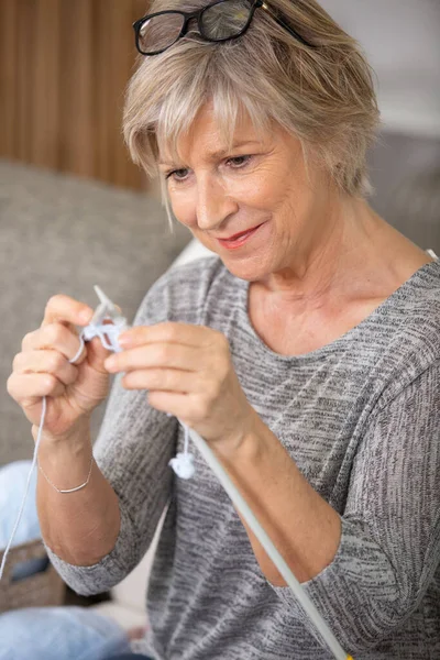 Senior Kvinna Stickning Varm Halsduk Fåtölj Hemma — Stockfoto