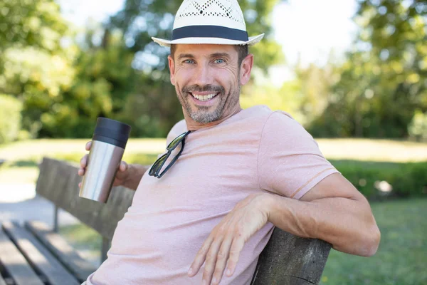 Portrét Pohledného Muže Sedícího Lavičce Pijícího Kávu — Stock fotografie