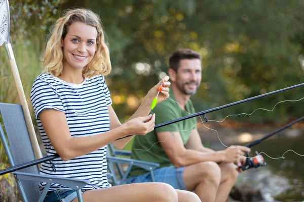 Casal Feliz Está Desfrutando Pesca Dia Ensolarado — Fotografia de Stock