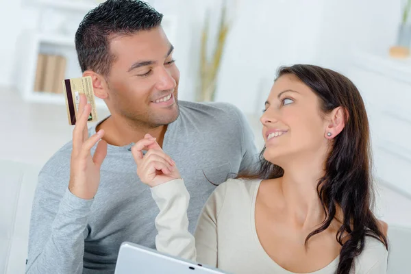 Couple Shopping Online — Stock Photo, Image