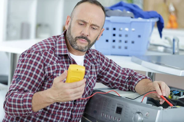 Hombre Está Arreglando Problema Una Lavadora Ropa — Foto de Stock