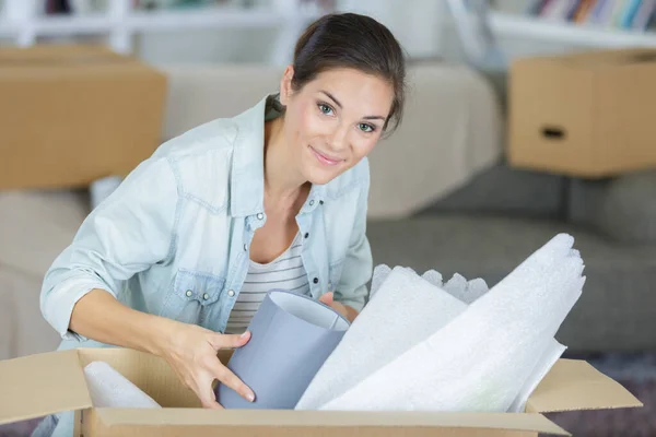 Žena Vybaluje Nebo Balí Pohyblivé Boxy — Stock fotografie