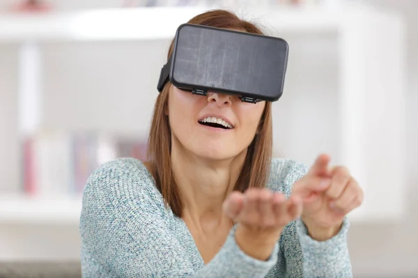 Mulher Vestindo Óculos Realidade Virtual — Fotografia de Stock