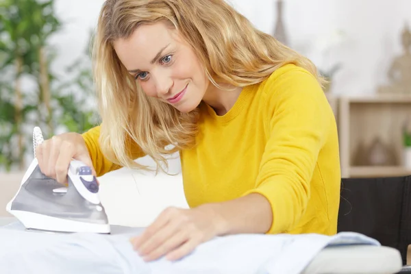 Mooie Jonge Vrouw Strijken Kleding — Stockfoto