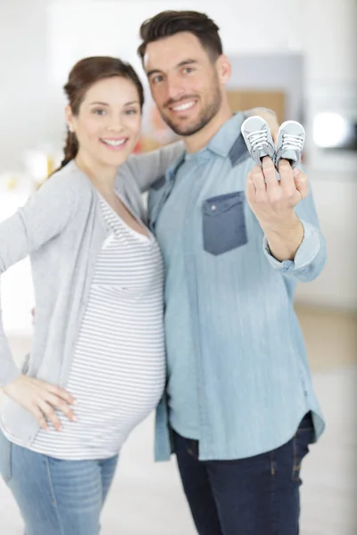 Schwangere Geben Babyschuhe Vor Die Kamera — Stockfoto