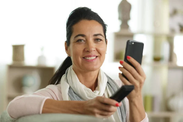 Žena Ruka Drží Dálkové Ovládání Smartphone — Stock fotografie