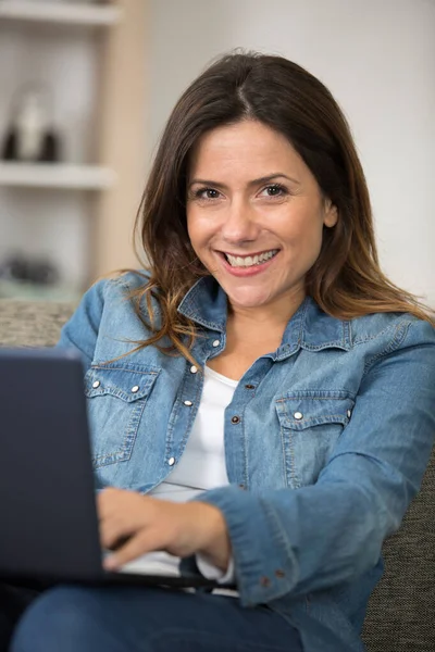 Ernstige Volwassen Middelbare Leeftijd Zakenvrouw Met Behulp Van Laptop — Stockfoto