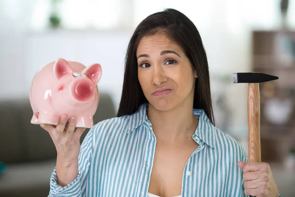 Serieuze Man Breken Varkentje Bank Met Hamer — Stockfoto