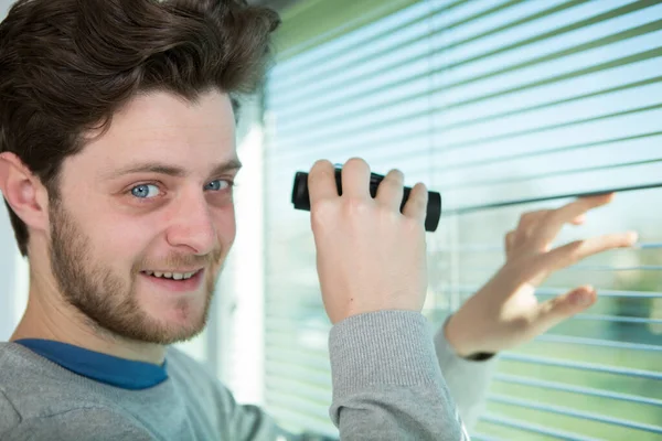 Junger Mann Spioniert Nachbarn Mit Fernglas Aus — Stockfoto