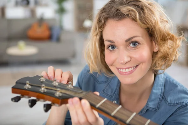 Joven Rubia Mujer Antes Tocar Guitarra —  Fotos de Stock