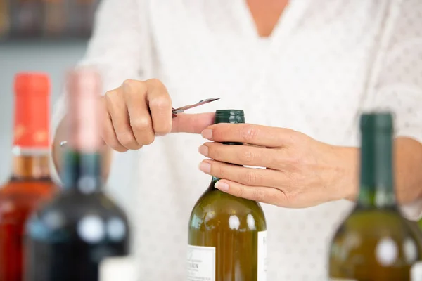 Γυναίκα Άνοιγμα Μπουκάλι Κρασί Closeup — Φωτογραφία Αρχείου
