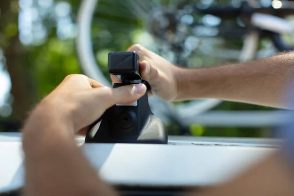 Hombre Prepara Estante Coche Para Bicicleta —  Fotos de Stock