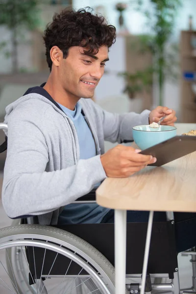 Jovem Deficiente Ferido Homem Tomando Café Manhã — Fotografia de Stock
